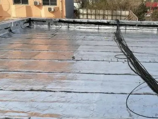 新市卫生间漏水维修公司分享下新市屋面楼顶防水刚性防水层施工要点。